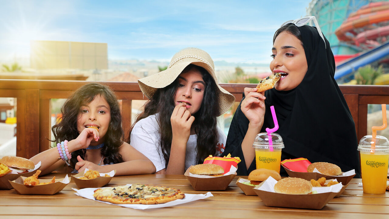 Family eating in Loopagoon